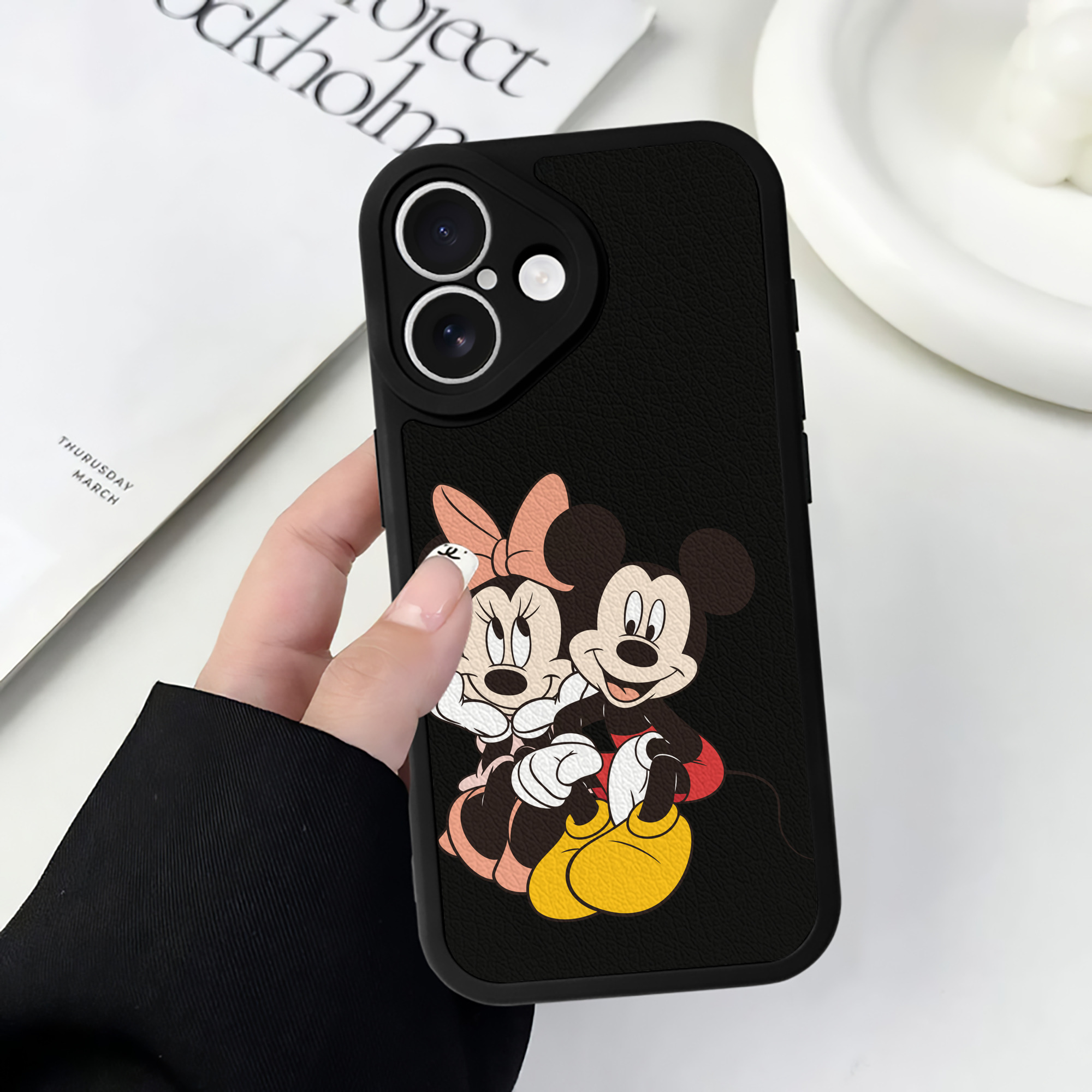 （画像用） ミッキーマウス Mickey Mouse 【iPhone 16シリーズ対応】シリコンスマホケース（レザー調） 材質：シリコン